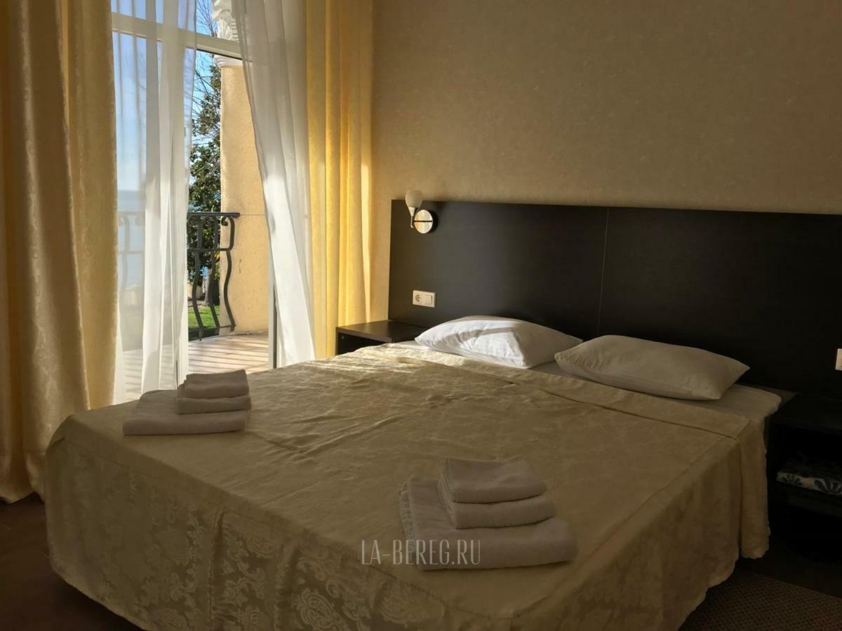 Lazurniy Bereg Hotel Гагра Екстериор снимка